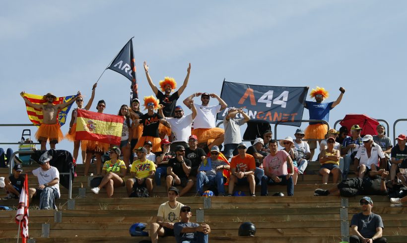 EL FAN CLUB DE ARÓN EN MOTORLAND ARAGÓN APOYANDO A SU PILOTO