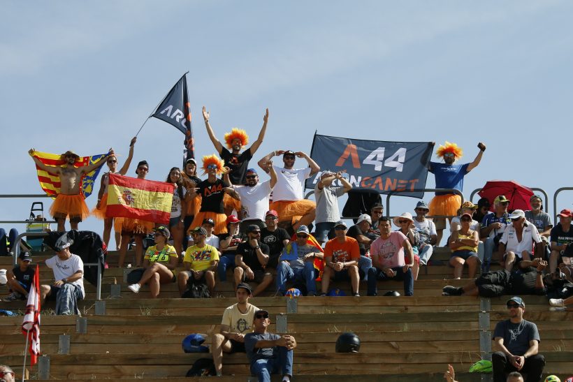 EL FAN CLUB DE ARÓN EN MOTORLAND ARAGÓN APOYANDO A SU PILOTO