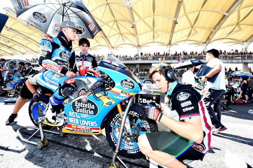 ARÓN SE VA AL SUELO CUANDO LIDERABA LA CARRERA DEL GP DE MALASIA