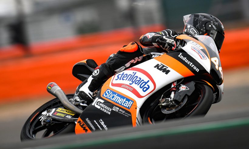 ARÓN ES SEXTO CONCLUIDA LA PRIMERA JORNADA EN SILVERSTONE