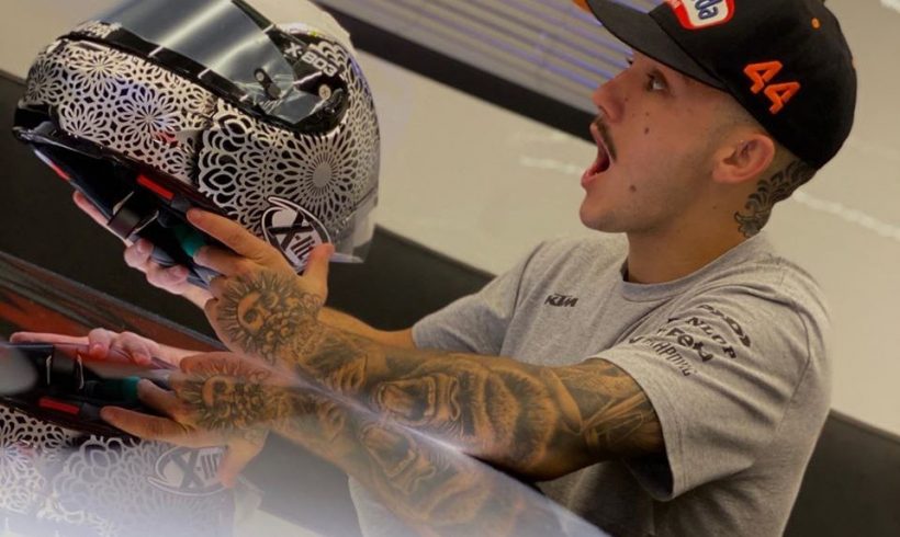 ARÓN PRESENTA EL CASCO QUE LUCIRÁ EN EL ‘GP DE CASA’