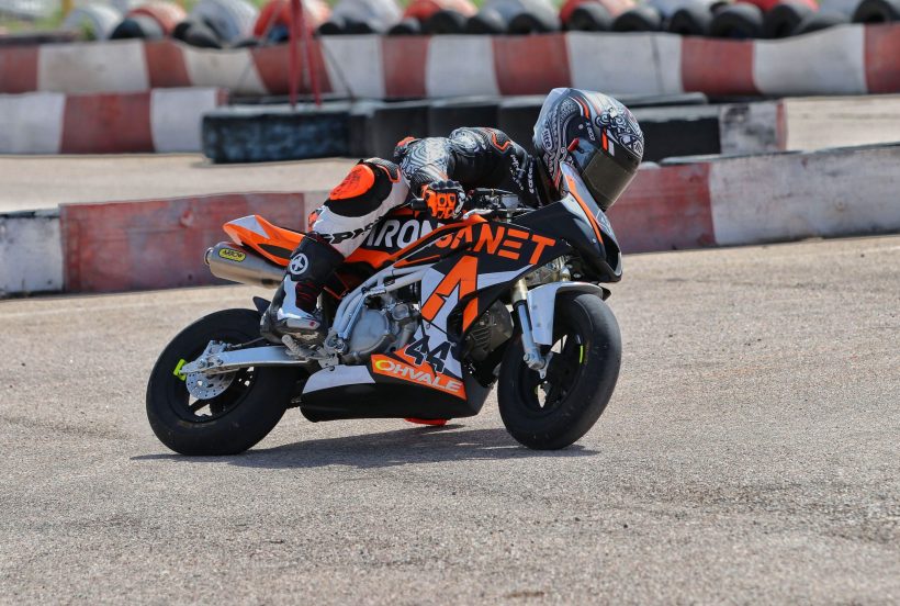 ARÓN IMPARTE UN CURSO DE PILOTAJE PARA CHAVALES