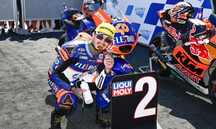 ARÓN SE QUITA LA PAJARITA Y DESVELA SU SIGNIFICADO