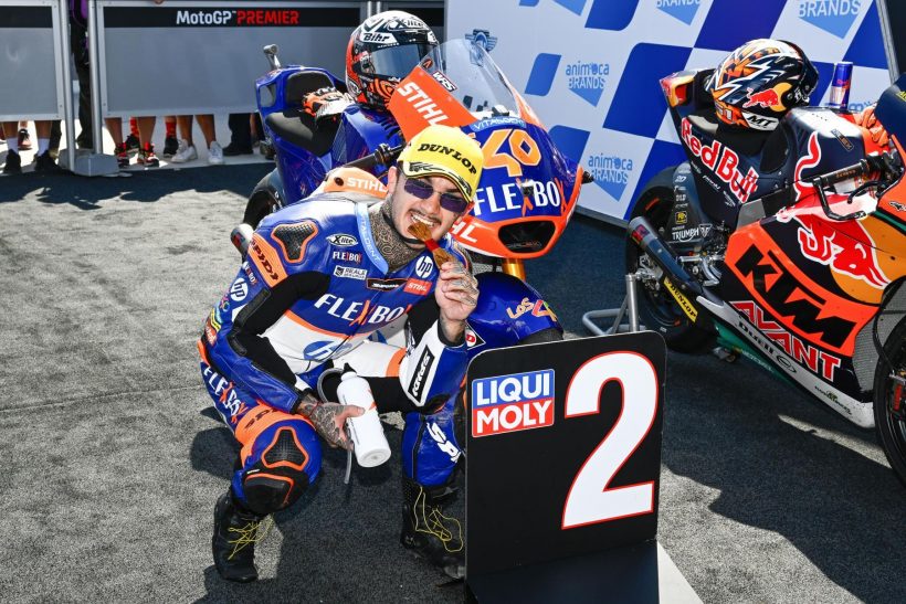 ARÓN SE QUITA LA PAJARITA Y DESVELA SU SIGNIFICADO