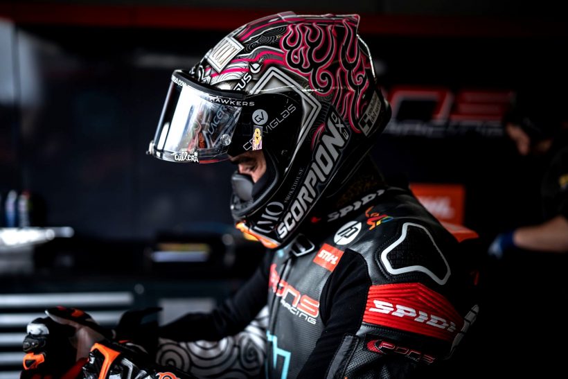 ARÓN SE COMPRA UNA ‘PARCELA’ EN SACHSENRING, CAÍDA EN LOS COMPASES INICIALES DE LA CARRERA