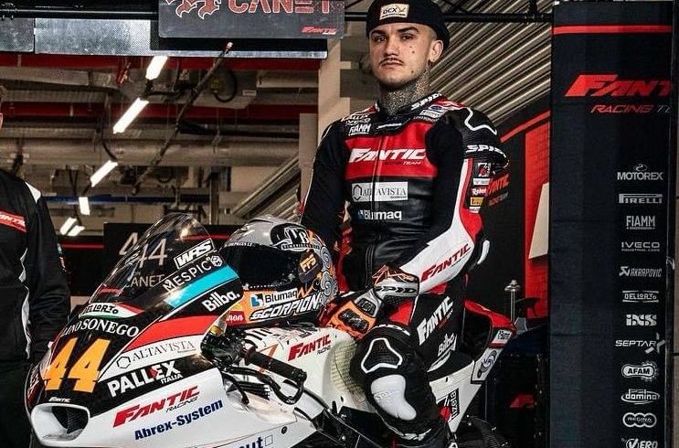 ARÓN PRESENTADO CON EL FANTIC RACING, MUESTRA SU CASCO PARA 2024