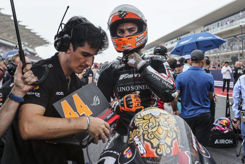 ARÓN CUARTO SOBRE EL ASFALTO MOJADO DE COTA